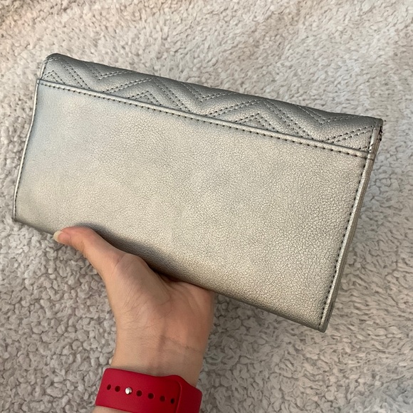 Guess Silver / Grey Leather Chevron Clutch - Picture 13 of 17
